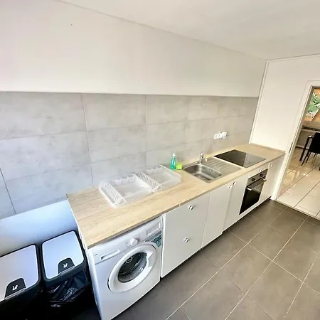 Lakeview Terrace Apartment